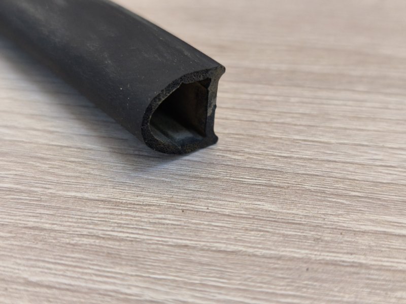 Уплотнительная резинка боковой двери