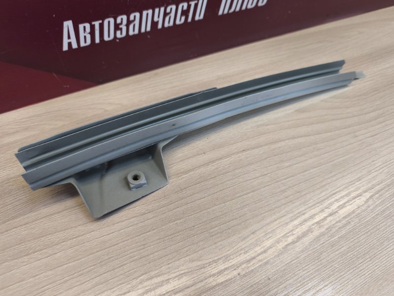Направляющая стекла     двери
