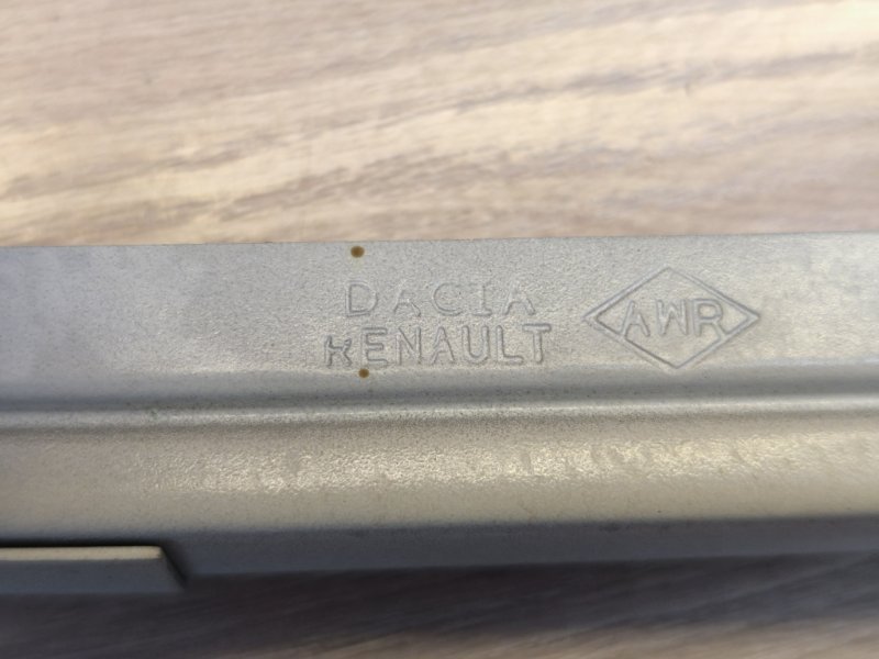 Направляющая стекла     двери