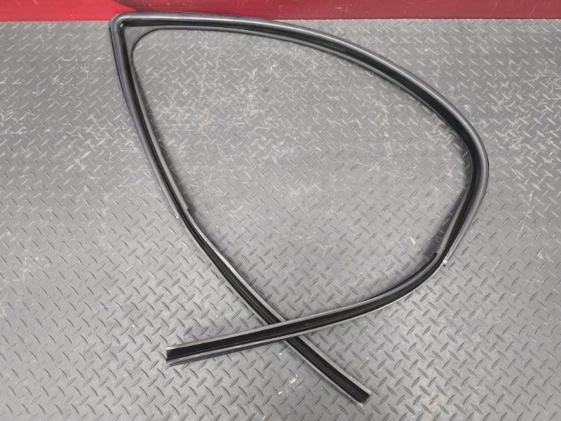 Уплотнитель стекла двери