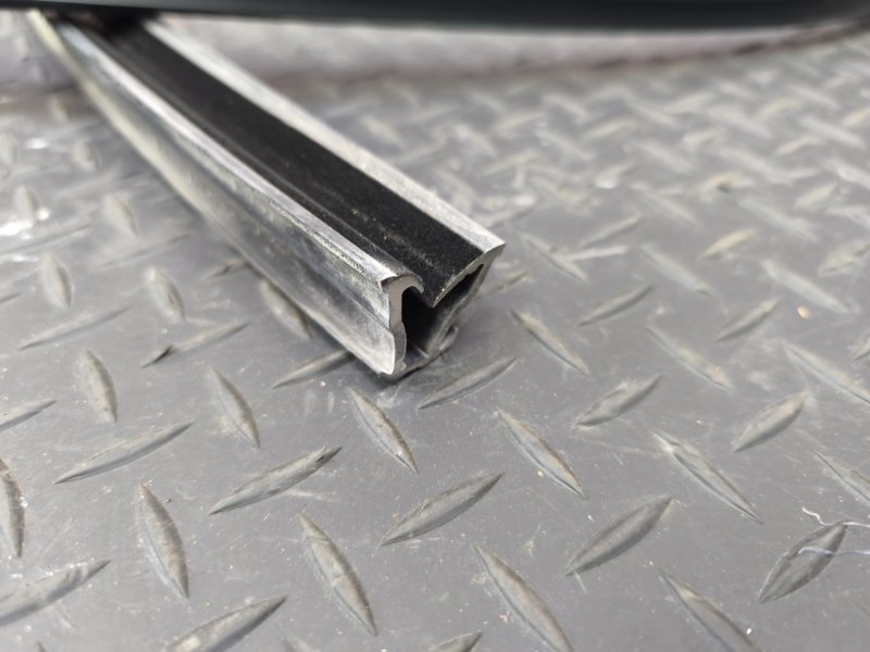 Уплотнитель стекла двери