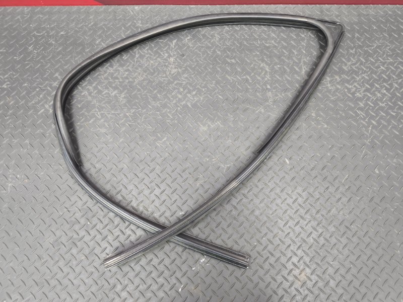 Уплотнитель стекла двери