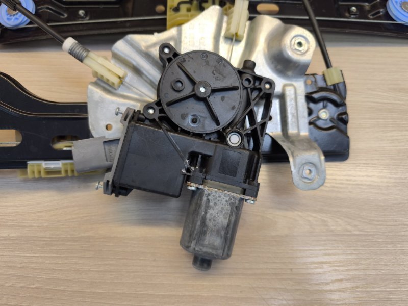 Стеклоподъемник    двери