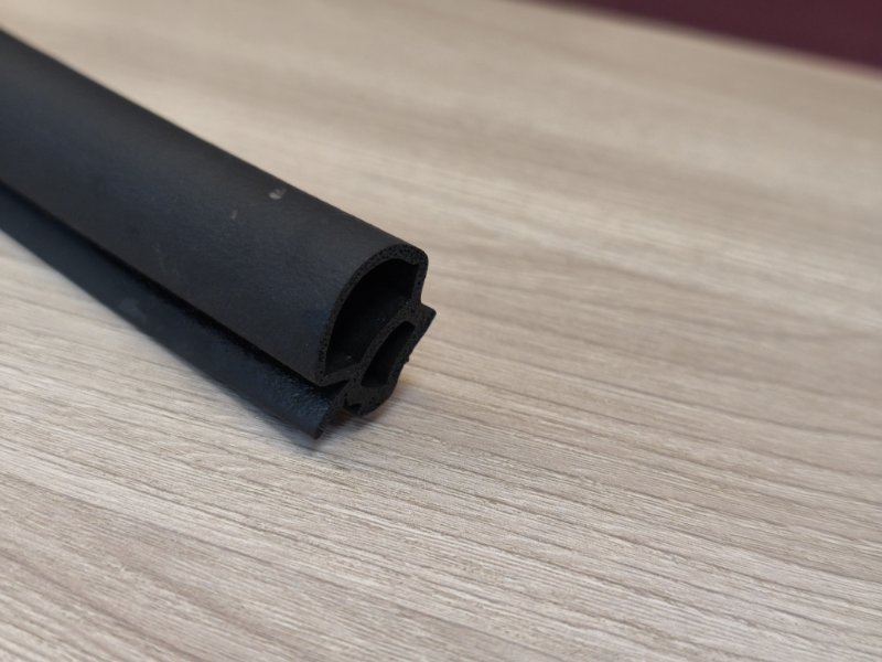 Уплотнитель капота