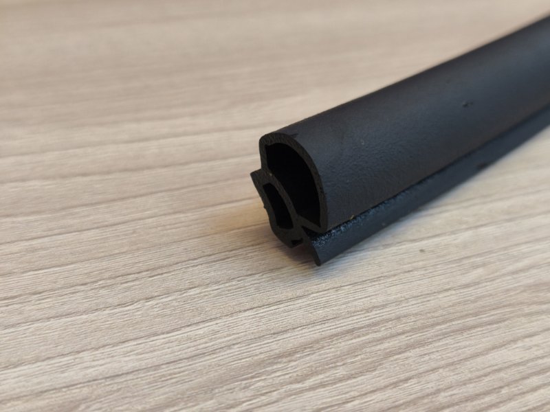 Уплотнитель капота