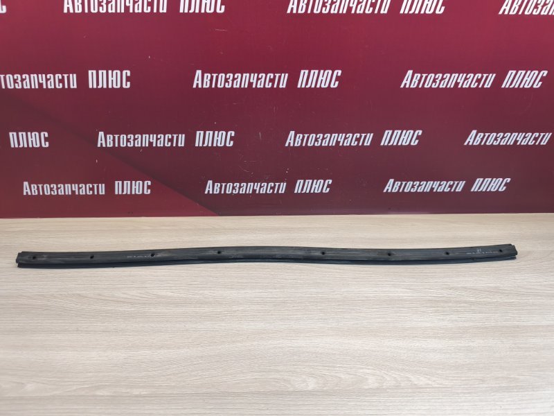 Уплотнитель капота