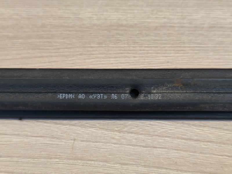 Уплотнитель капота