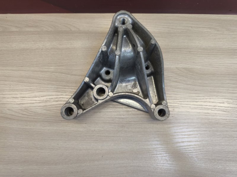 Кронштейн опоры двигателя