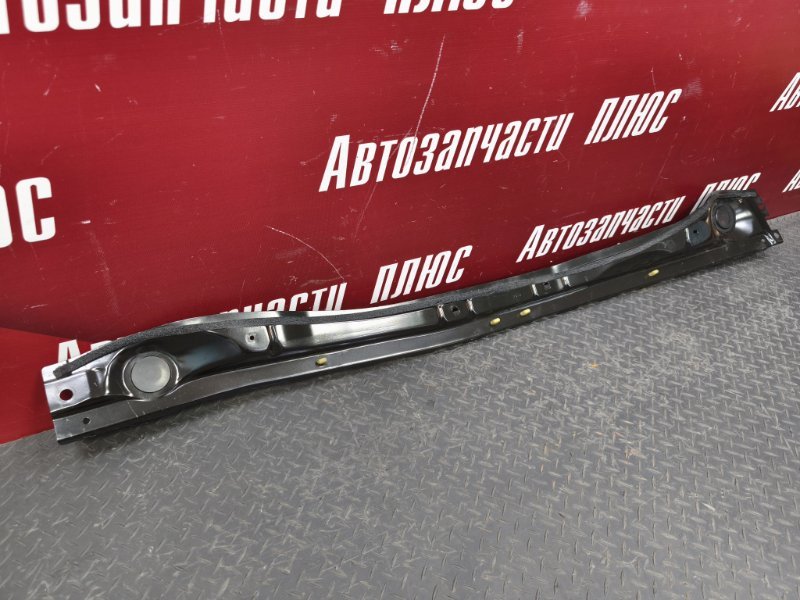 Планка под жабо