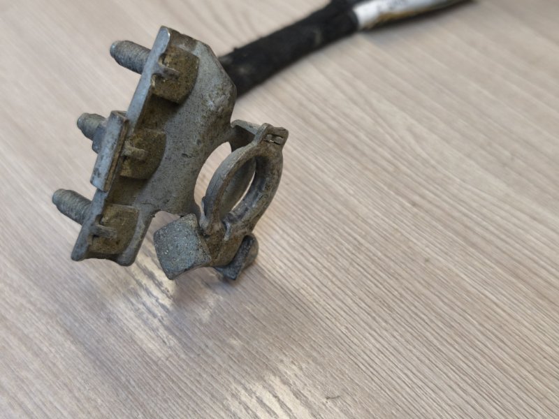 Клемма аккумулятора (минусовая)