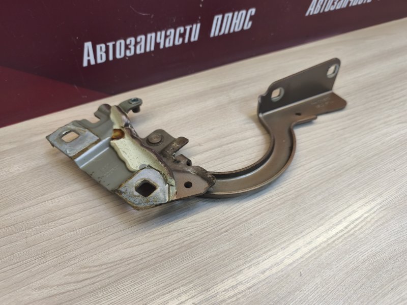 Петля капота