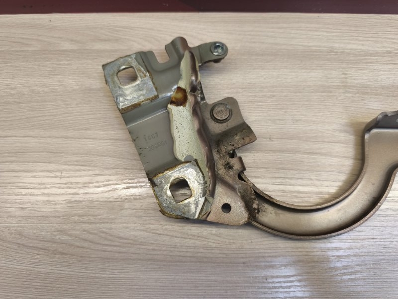 Петля капота