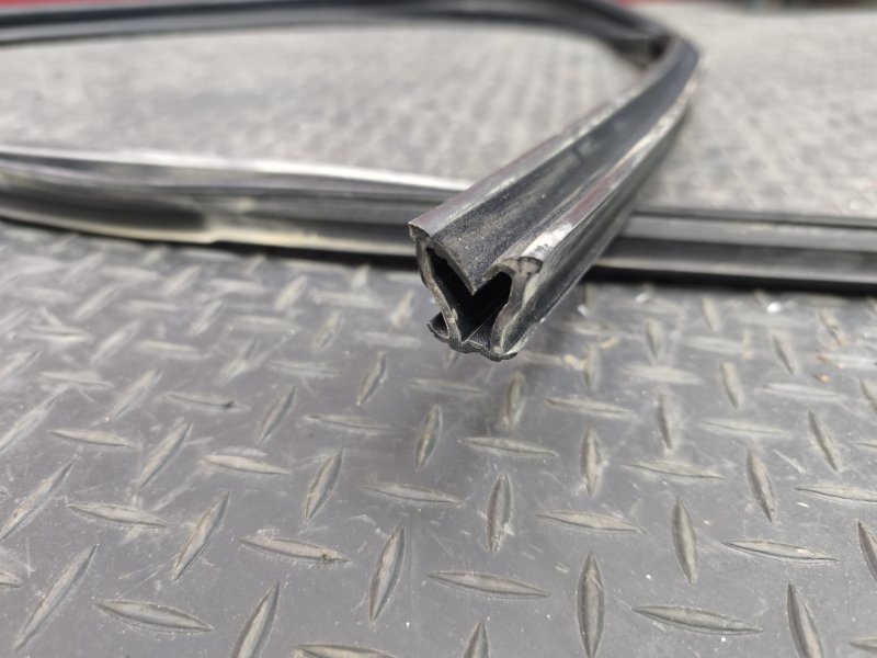 Уплотнитель стекла двери