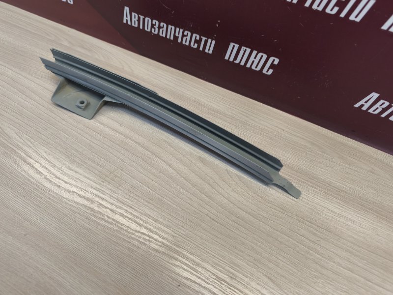 Направляющая стекла     двери