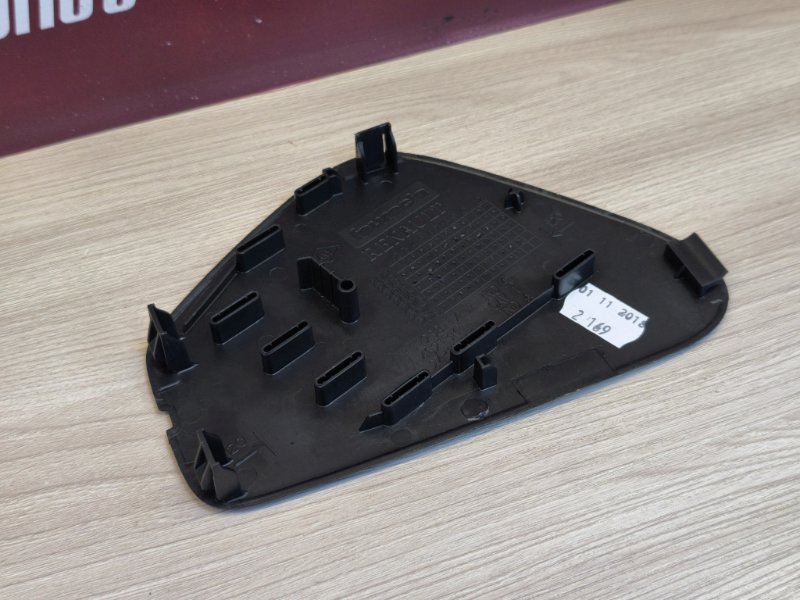 Крышка блока предохранителей салона