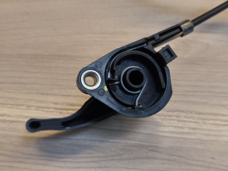 Трос замка капота