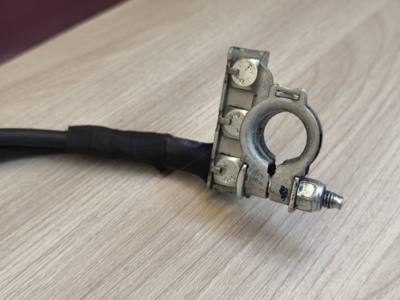 Клемма аккумулятора (минусовая)