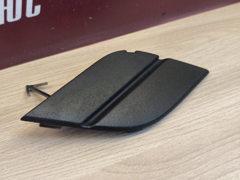 Заглушка буксировочного крюка