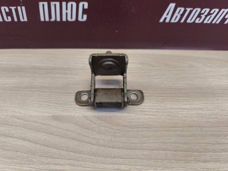 Петля двери багажника