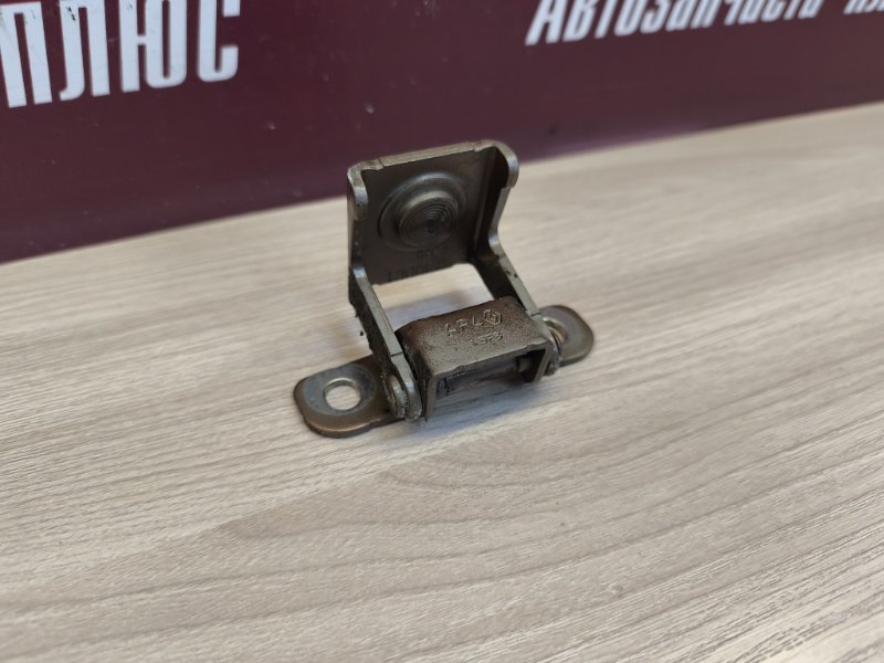 Петля двери багажника