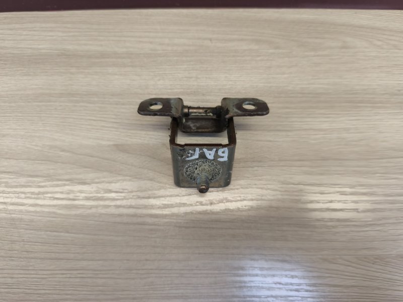 Петля двери багажника