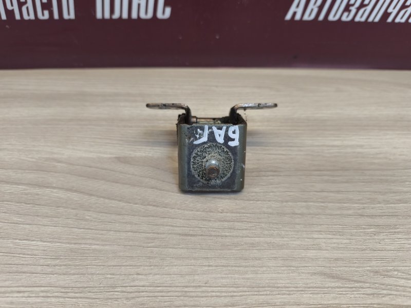 Петля двери багажника