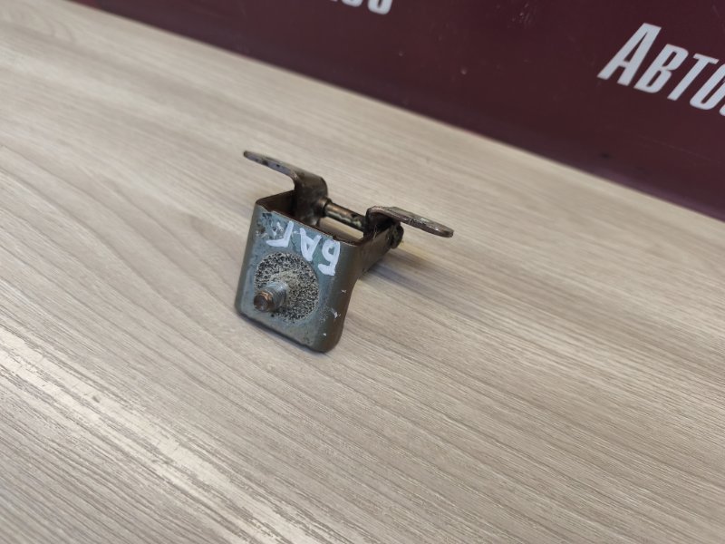 Петля двери багажника