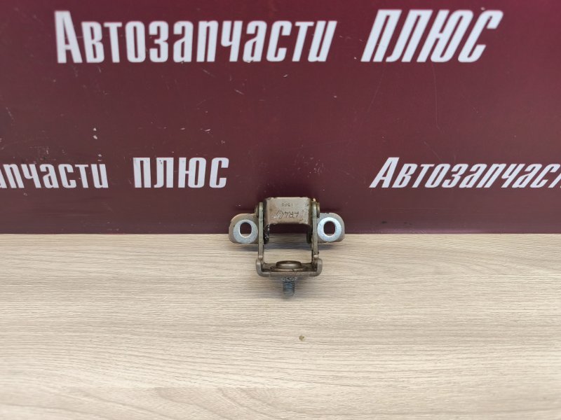 Петля двери багажника