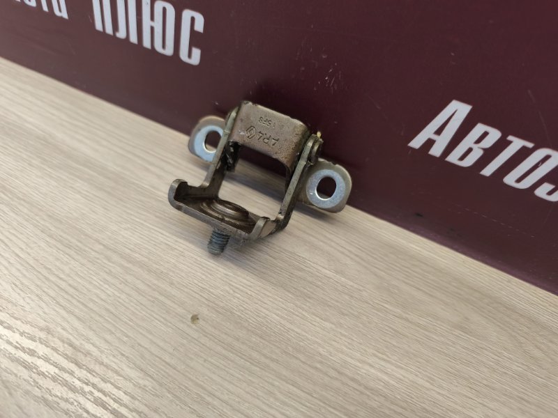 Петля двери багажника