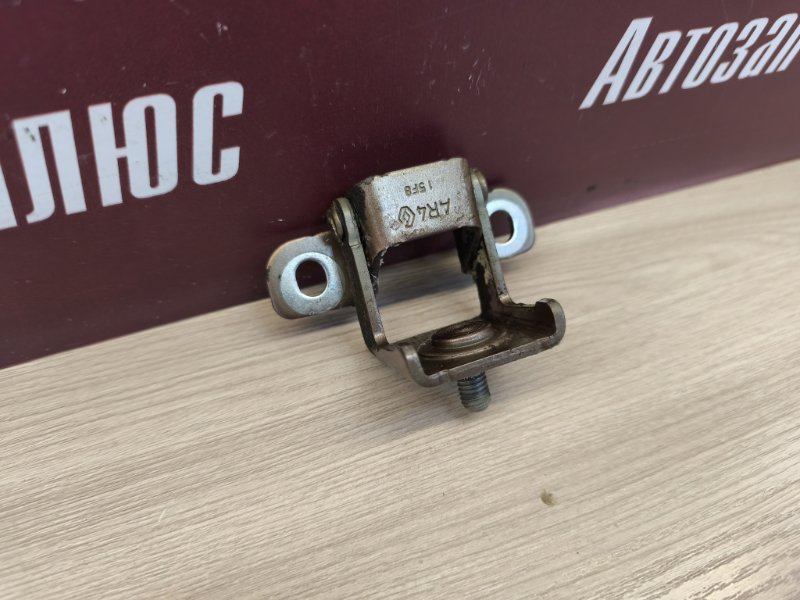 Петля двери багажника