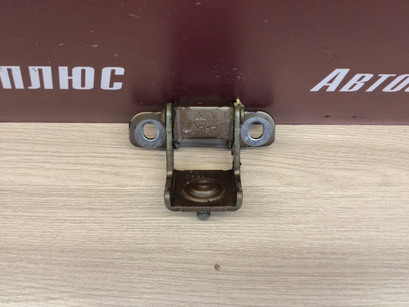 Петля двери багажника