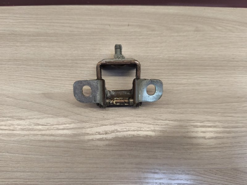 Петля двери багажника