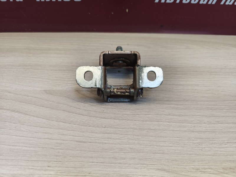 Петля двери багажника