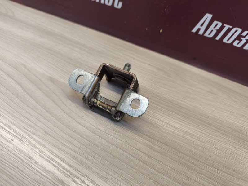 Петля двери багажника