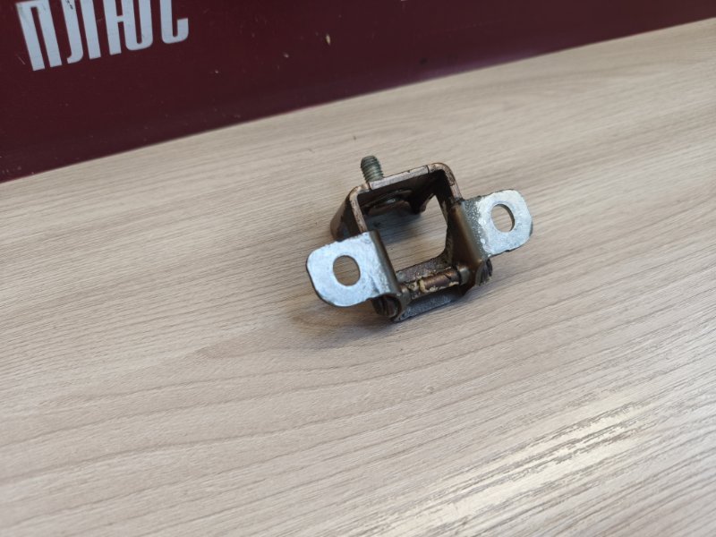 Петля двери багажника