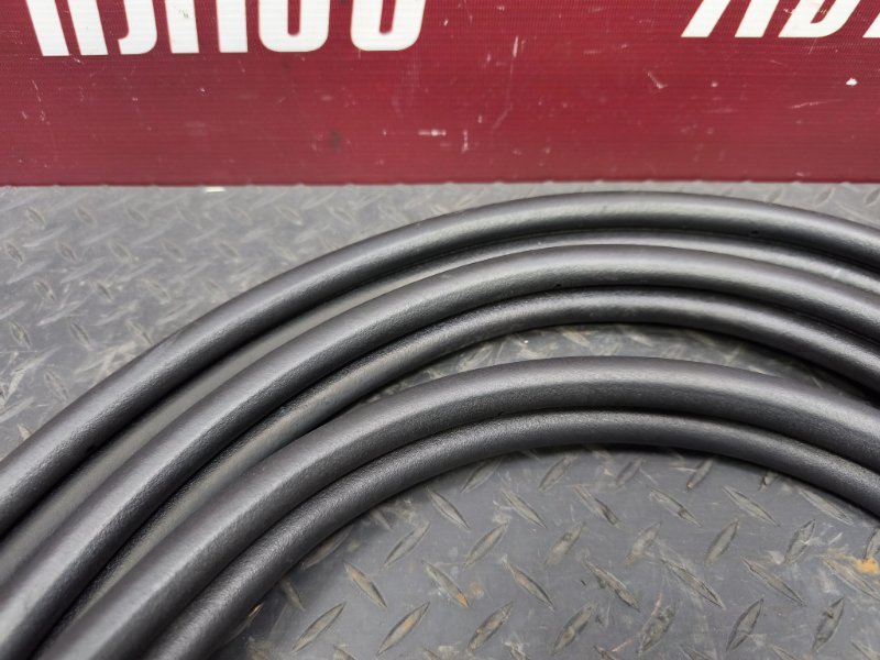 Уплотнительная резинка крышки багажника