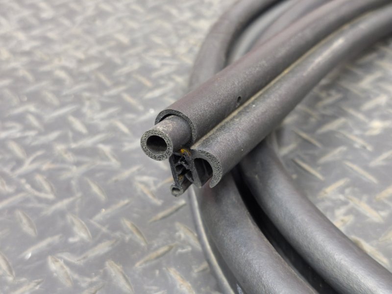 Уплотнительная резинка крышки багажника