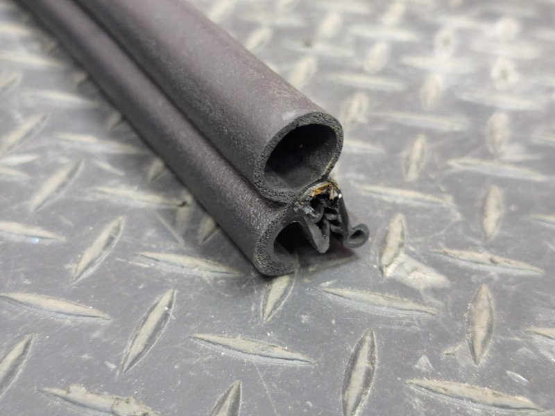 Уплотнительная резинка крышки багажника