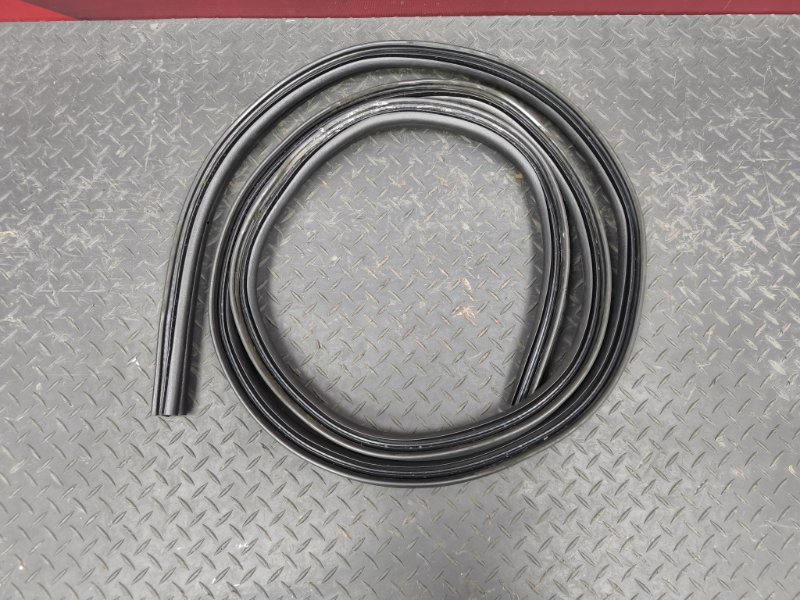 Уплотнительная резинка крышки багажника