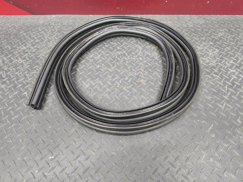 Уплотнительная резинка крышки багажника