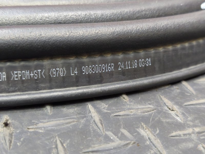 Уплотнительная резинка крышки багажника