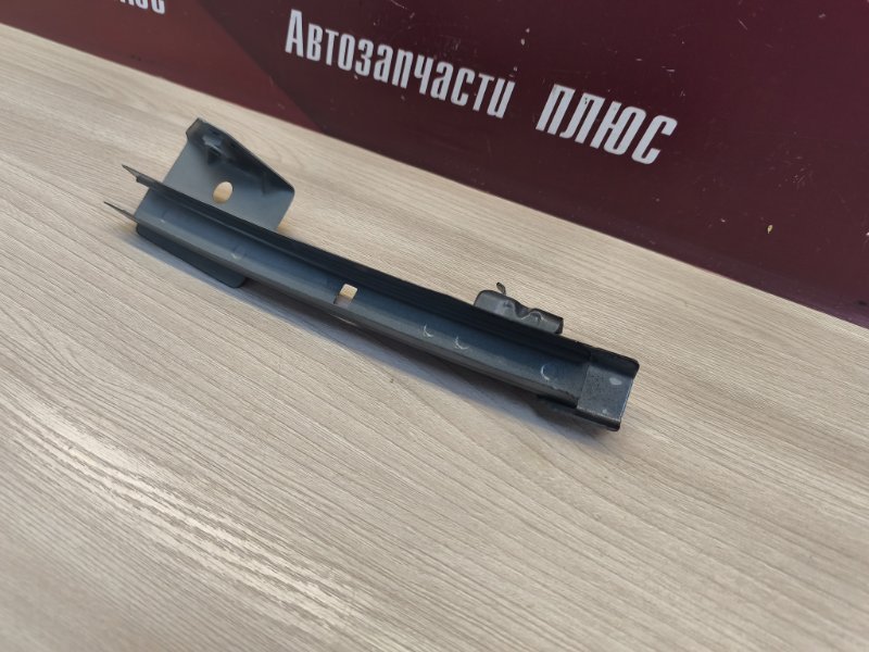 Направляющая стекла     двери