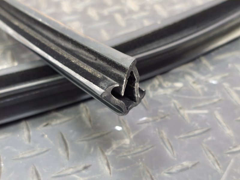 Уплотнитель стекла двери