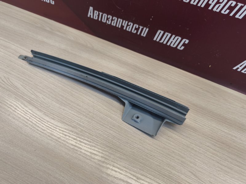 Направляющая стекла     двери