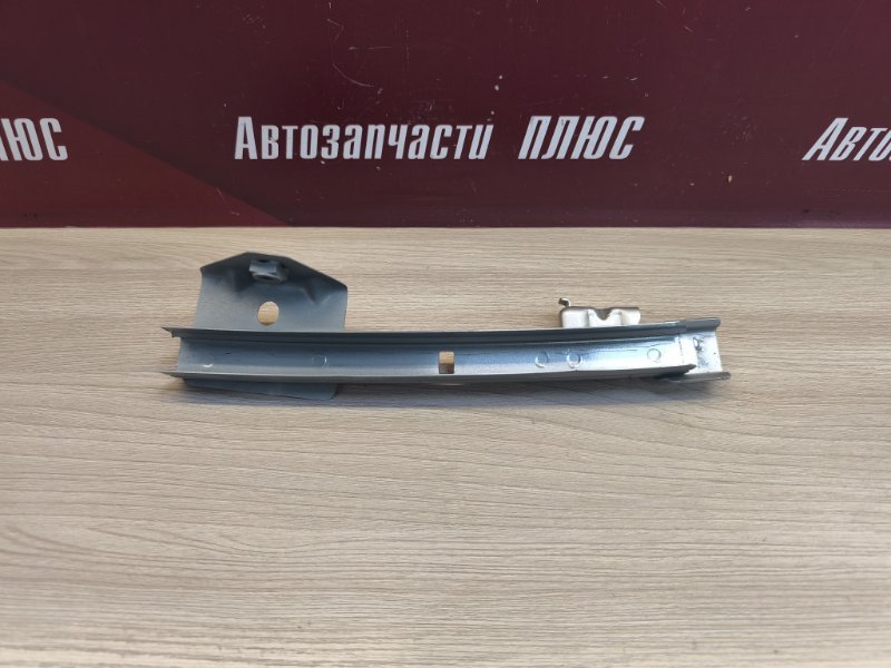 Направляющая стекла двери