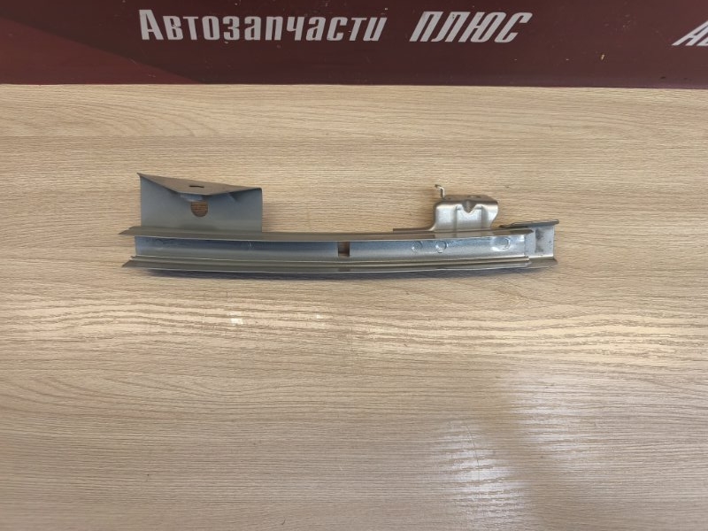 Направляющая стекла двери