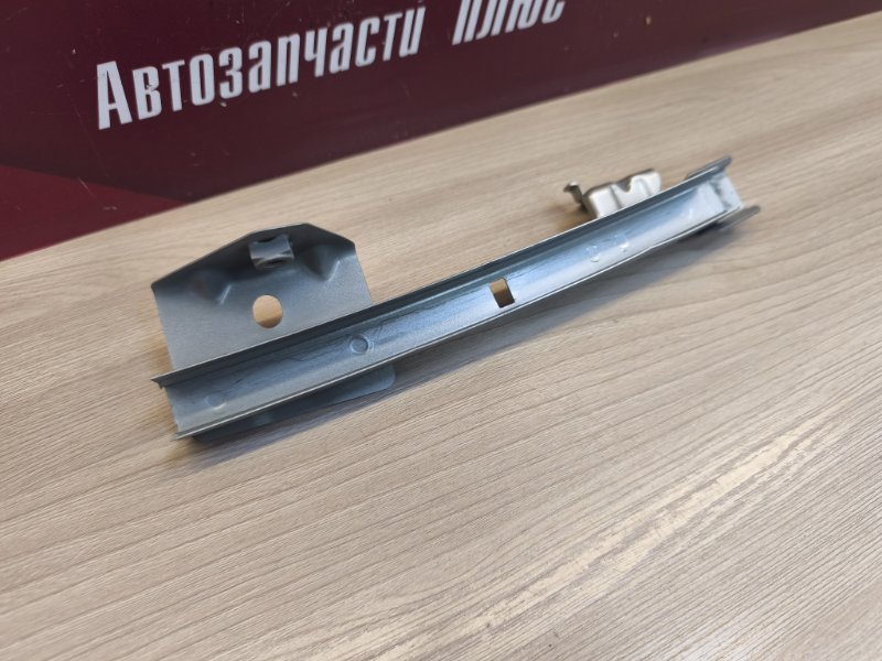 Направляющая стекла двери