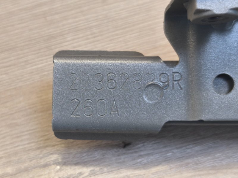 Направляющая стекла двери