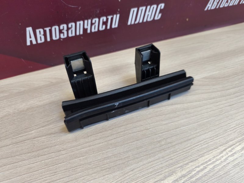 Направляющая стекла     двери