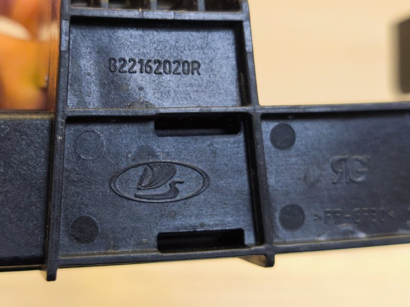 Направляющая стекла     двери